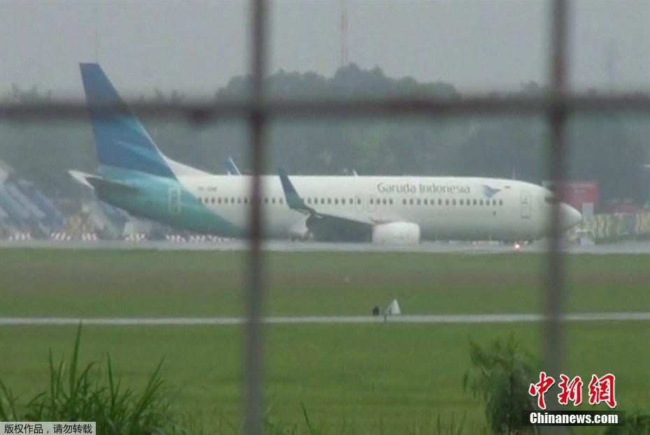 印尼一波音737-800客机降落滑出跑道 机场被暂时关闭