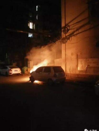 漳州市区一小车寒夜里自燃 警方发布提醒