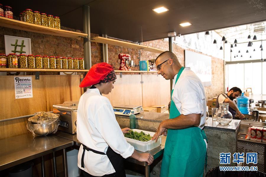 暖心！里约“美食动力餐厅”专为流浪者提供免费晚餐