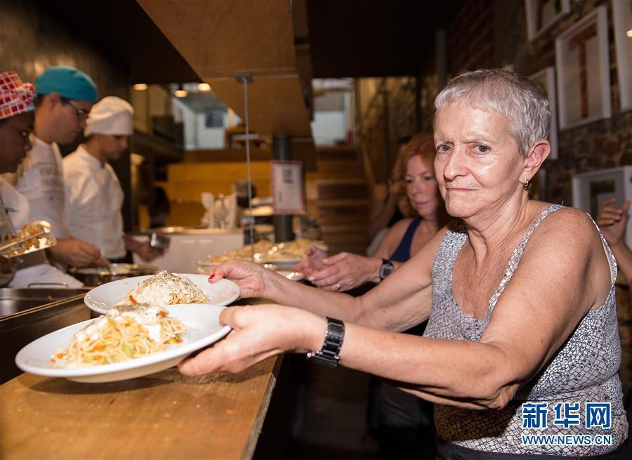 暖心！里约“美食动力餐厅”专为流浪者提供免费晚餐