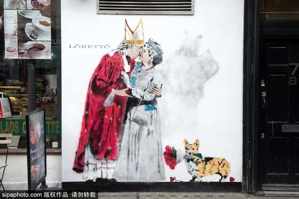 伦敦街头现滑稽漫画 特朗普变国王拥吻英女王