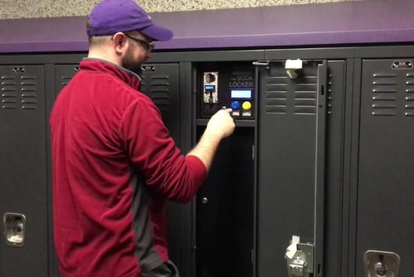 赞！美国一高中生 将闲置储物柜改造成自动售货机