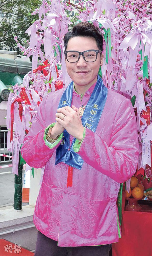 王贤志和同性配偶Kevin在日本共度春节 开心发红包