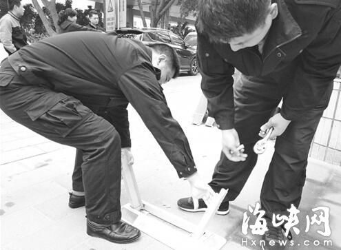 福州连江北路：店家私装地锁 占人行道设车位 