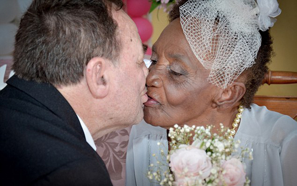 爱情的魔力！巴西106岁老妇与66岁男伴一见钟情浪漫订婚