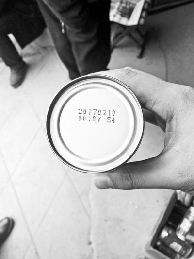 饮料罐底的生产日期显示是20170210 大河报 图