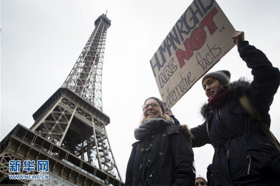 巴黎民众埃菲尔铁塔前集会 抗议特朗普行政令