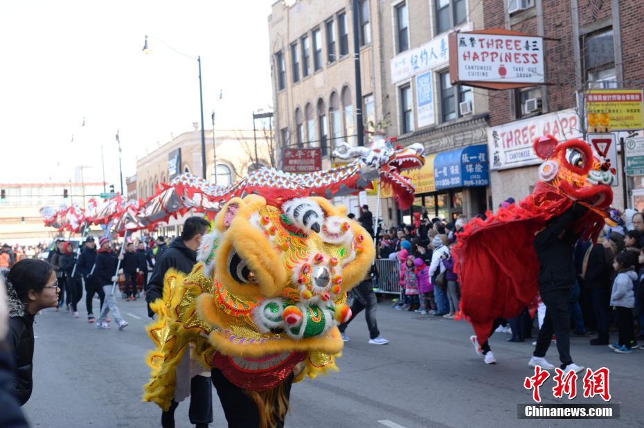 芝加哥中国城举行新春游行 舞狮舞龙引众人围观