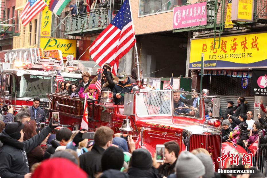 纽约唐人街举行中国春节游行 表演中国传统舞龙