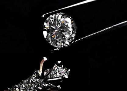 游客吞盗钻石被捕 价值600万卢布的钻石被人偷梁换柱成赝品