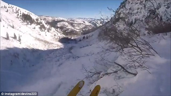奇迹！一名滑雪者坠落46米深悬崖 竟毫发无损