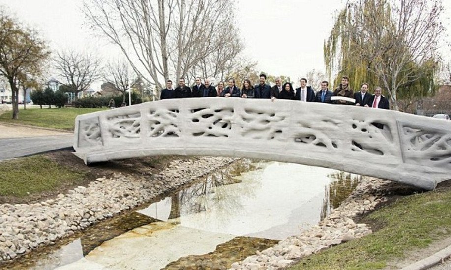 世界首座3D打印桥梁亮相西班牙 打印材料为建筑原料