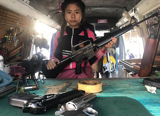 泰国12岁少女亚苏瓦特拆装枪支速度惊人胜过警察