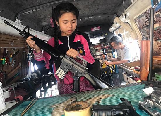 泰国12岁少女亚苏瓦特拆装枪支速度惊人胜过警察