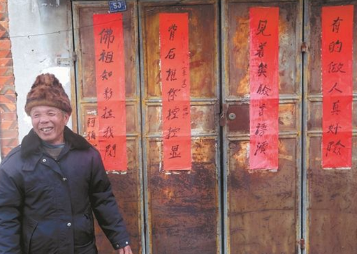 泉州八旬老伯用闽南语写对联 妙趣横生