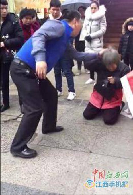 老人跪地遭儿暴打视频曝光惹众怒 警方：男子患有精神疾病