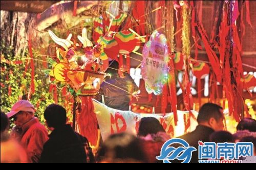 2017泉州元宵灯会昨夜启幕 虹挂长街十里灯