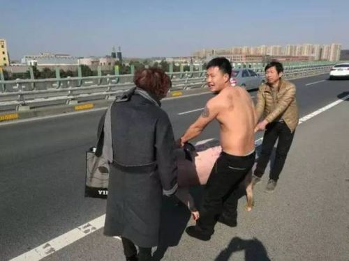 男子高速裸身抓猪 300多斤大肥猪从车上跳下 主人急了！