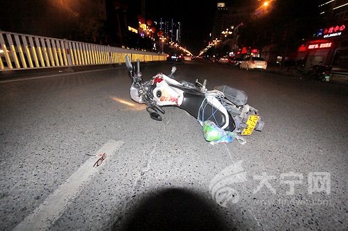 夜间摩托车撞飞一对母女 骑车男子已被警方控制