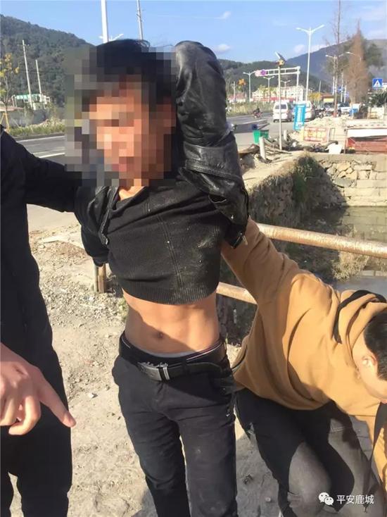 贵州一毒贩拒捕咬伤民警 押解途中自称患有艾滋