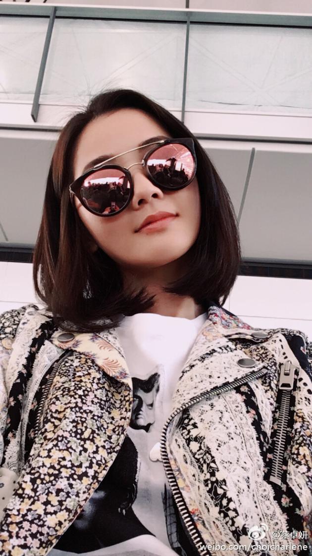 蔡卓妍赴纽约时装周酷帅十足 晒机场休闲自拍