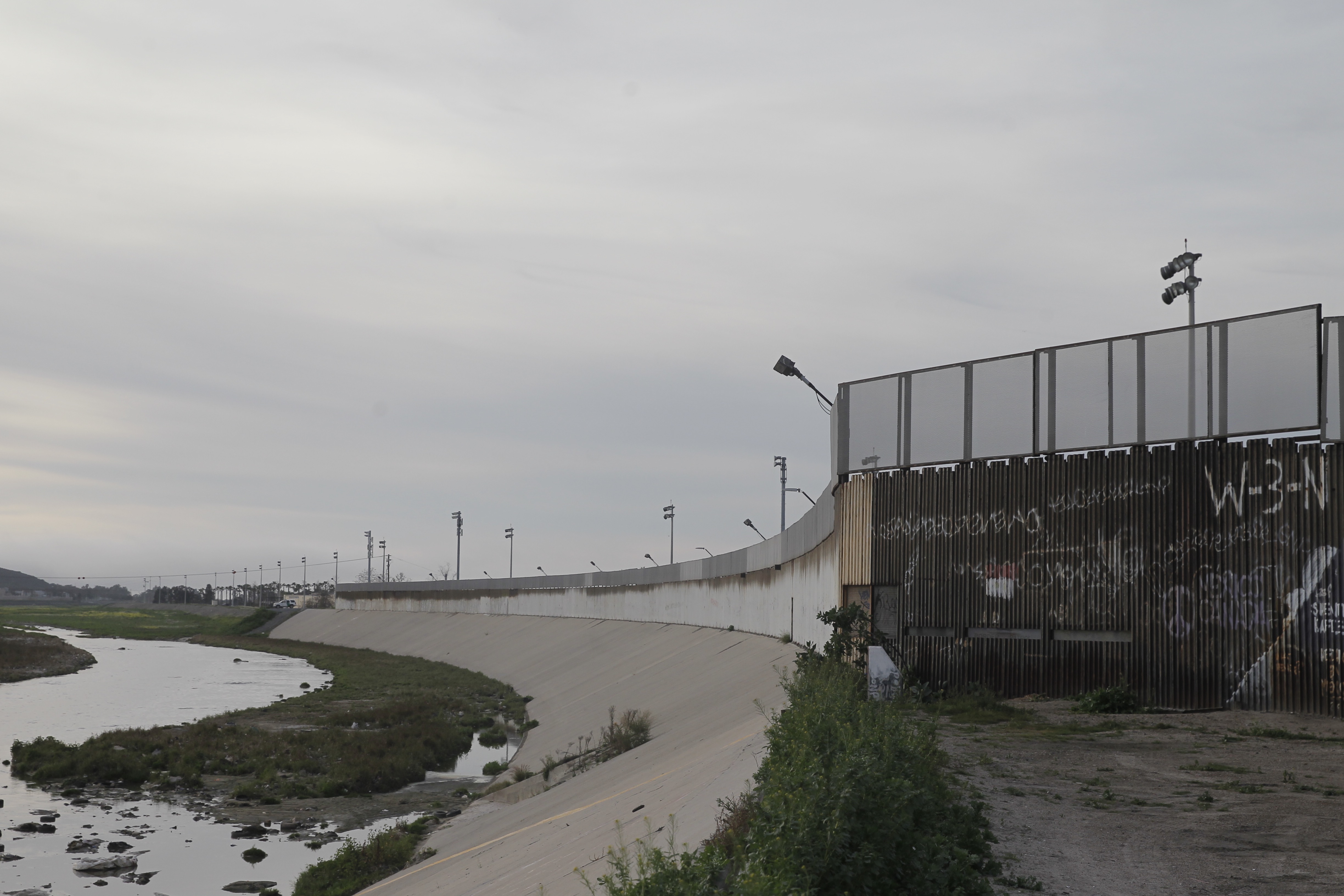 美墨边境墙已经存在近百年 用于阻挡来自墨西哥等拉美国家的非法移民