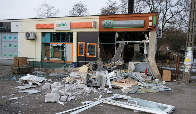 波兰小偷暴力炸开银行取款机 建筑被毁偷钱金额不明