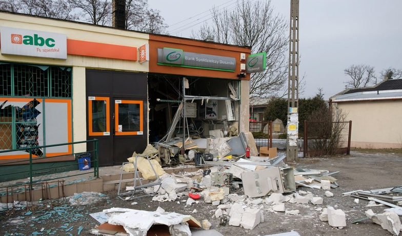 波兰小偷暴力炸开银行取款机 建筑被毁偷钱金额不明