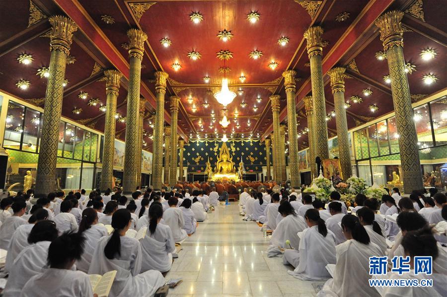 泰国庆祝万佛节 千僧打坐万灯供佛场面蔚为壮观