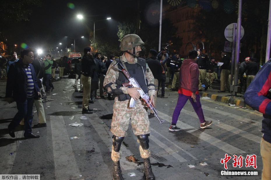 巴基斯坦拉合尔发生自杀式爆炸 现场惨烈数十人死伤