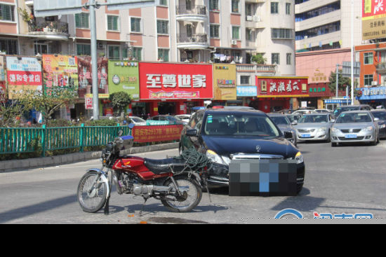 摩托车撞奔驰车 摩托司机差点跪下奔驰车主却说不用陪