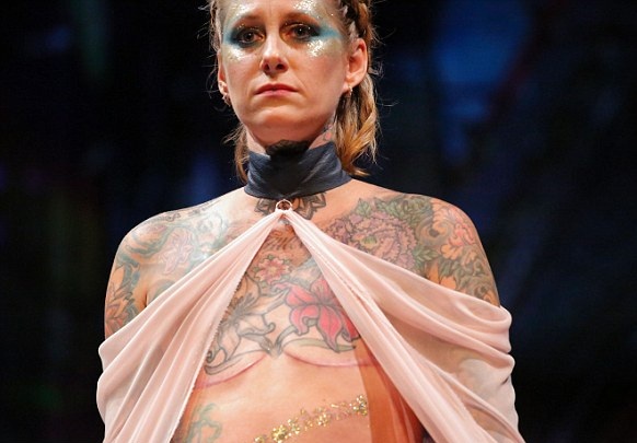 纽约时装周某内衣品牌邀16位乳腺癌患者走秀 最小仅18岁