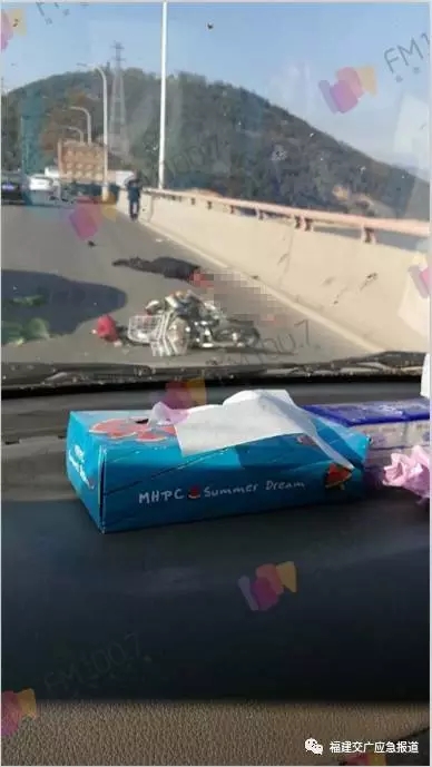 福州乌龙江大桥发生惨烈车祸 渣土车撞电动车骑手被碾身亡