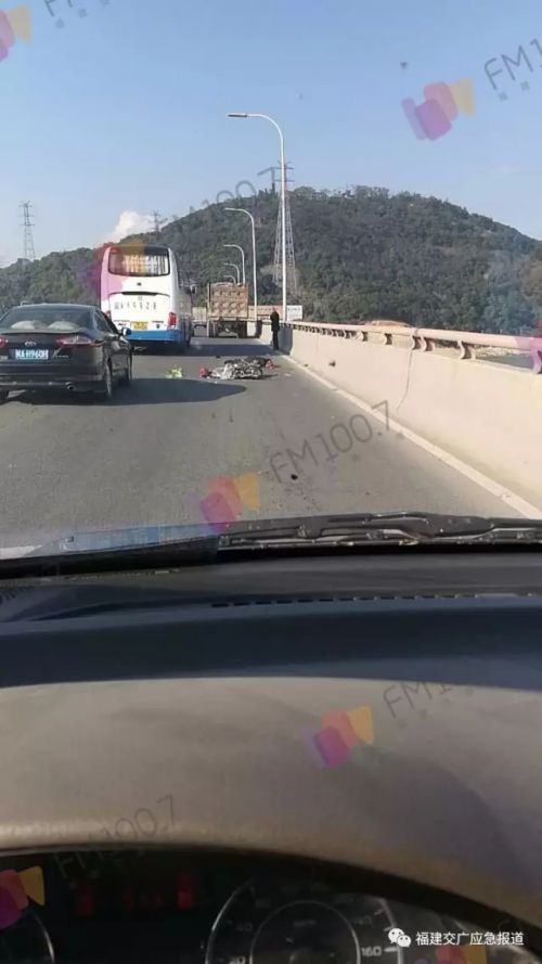 福州乌龙江大桥发生惨烈车祸 渣土车撞电动车骑手被碾身亡