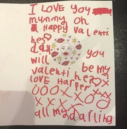 贝克汉姆5岁女儿小七手写卡片告白妈妈：可以当我情人吗