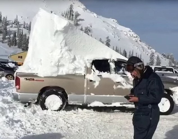 美国一皮卡车被大雪覆盖 车主顶1.8米雪堆行驶