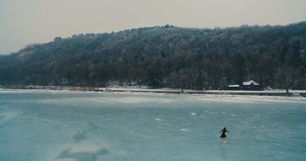 绝美！国外花样滑冰运动员结冰湖面 上演花式滑冰