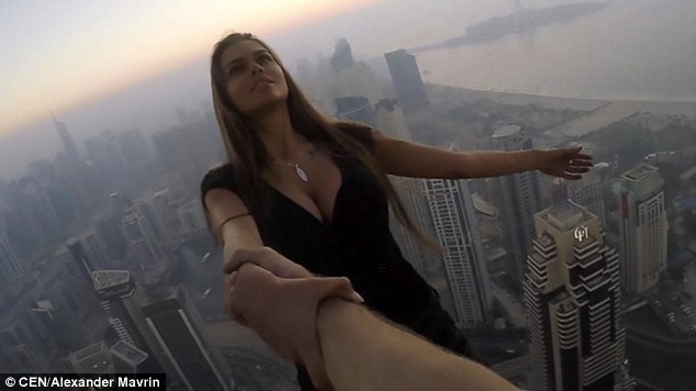 女模为博关注拽男子手在310米高楼拍视频 网友：拿生命开玩笑
