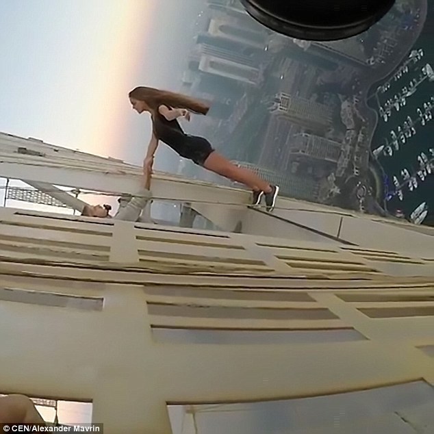 女模为博关注拽男子手在310米高楼拍视频 网友：拿生命开玩笑