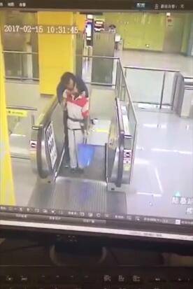 辣眼睛！一30岁男子地铁站强吻50岁保洁阿姨(图)