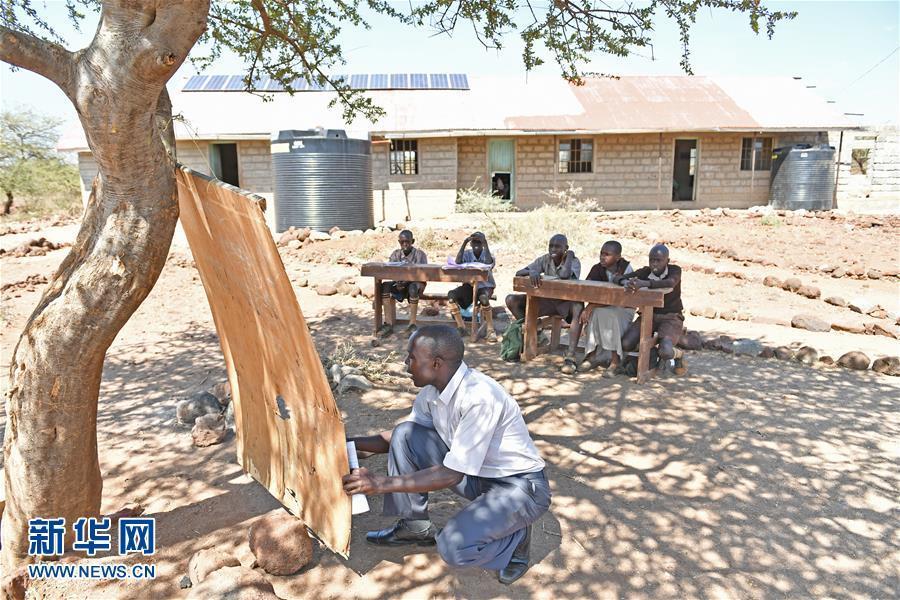 肯尼亚小学里的特殊“教室” 金合欢树下的露天课堂