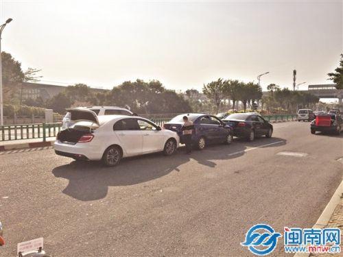宝马车“骑”隔离墩 同一时间还有三车连环撞