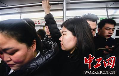 女子每天花225元跨省进京上班 高铁票攒了几大本