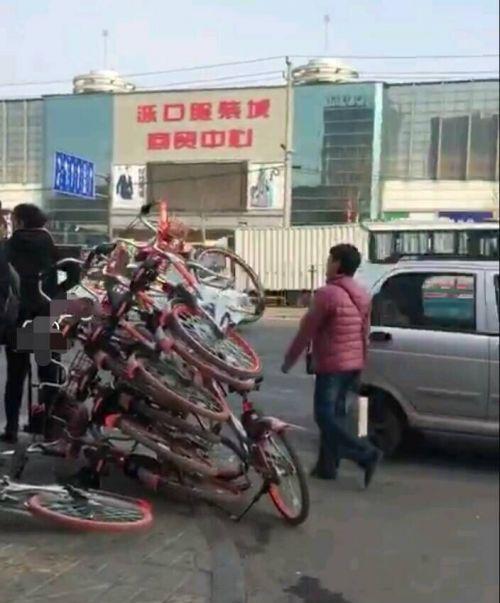 2月18日上午，济南市天桥公安分局抓获一名恶意叠放摩拜单车的嫌疑人李某勇。齐鲁晚报 图