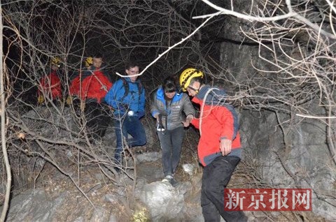 两外国游客被困箭扣野长城获救 消防官兵：不要擅自攀登
