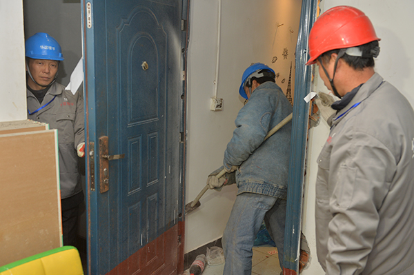 上海多部门联合行动，对违规地下室的规模性租赁房进行拆除和搬离。