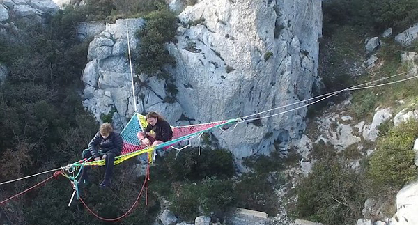 外国牛人60米高峡谷间挑战走绳运动 震惊网友