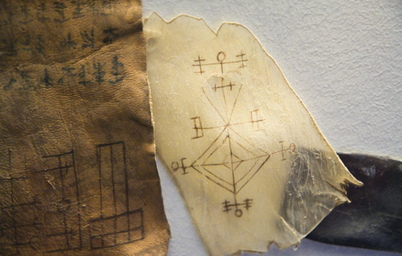 冰岛巫术博物馆展出人皮裤子 传说穿死人皮肤做成的裤子能发财（2）