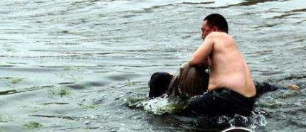 接力营救坠河老太 男子听到呼救后毫不犹豫跳入接近零度的水中