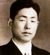 郑律成，原名郑富恩，男，出生于朝鲜（现韩国）全罗南道光州，郑律成是中国近现代历史上继聂耳、冼星海之后又一位杰出的优秀作曲家、中国无产阶级革命音乐事业的开拓者，他被誉为“军歌之父”，1950年加入中国国籍。